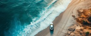 Une voiture au bord de la mer