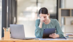 Une femme venant de se rendre compte d'une erreur qu'elle a fait lors de la souscription à son assurance auto