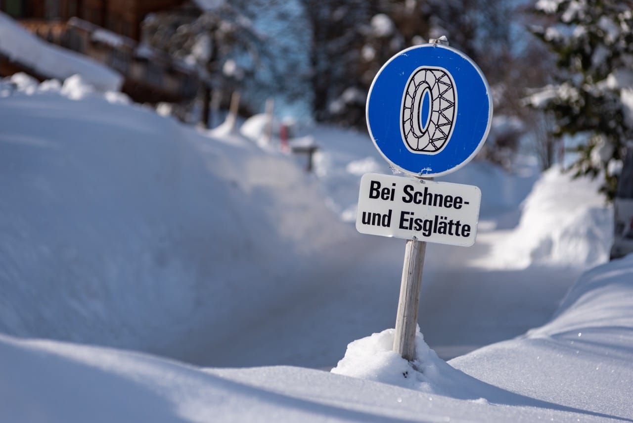 Un panneau annonçant la règlementation des pneus hiver en Allemagne