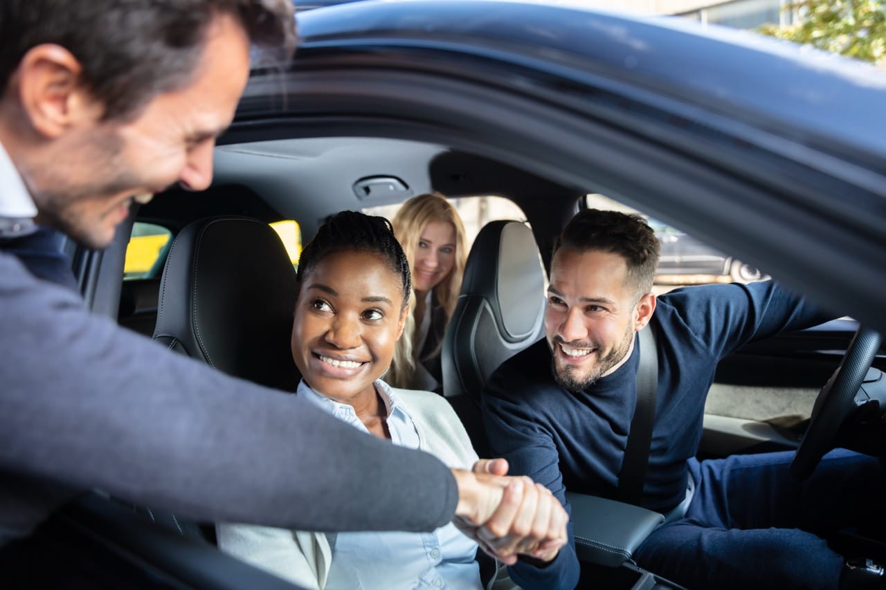 Un automobiliste qui fait la route avec des covoitureurs