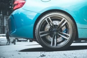 Les plaquettes de freins sur une voiture