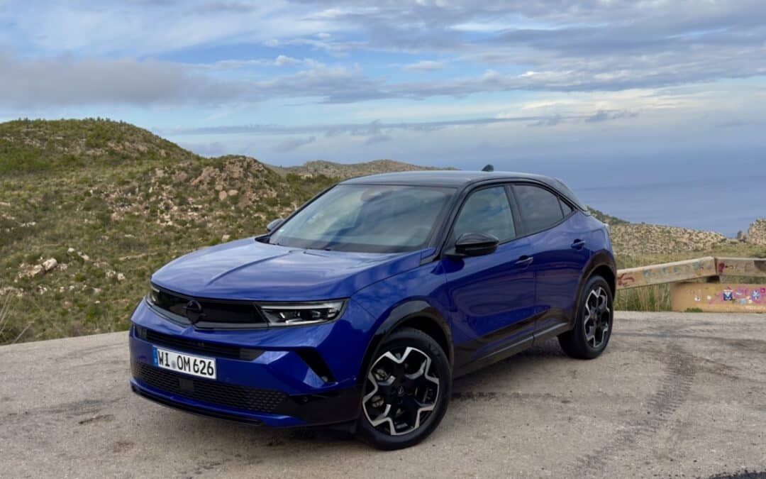 Essai Opel Mokka restylé (2025) : faut-il le choisir en hybride ou en électrique ?