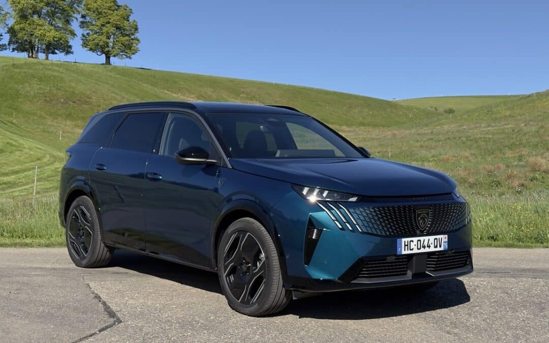 Que vaut le moteur de 325 chevaux offrant une transmission intégrale des Peugeot E-3008 et E-5008 ?