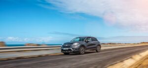 Une voiture de location sur la route des vacances