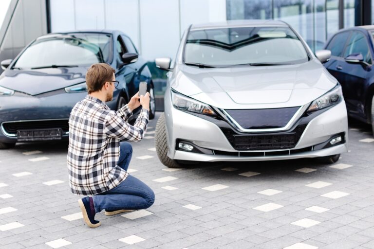 Un particulier fait des photos de sa voiture pour la mettre en vente