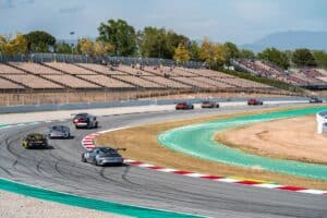 Une séance sur circuit lors d'un stage de conduite sur piste