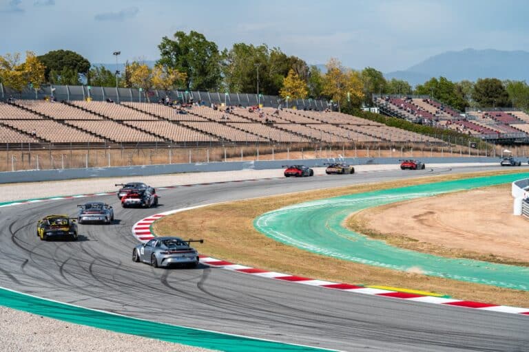 Une séance sur circuit lors d'un stage de conduite sur piste