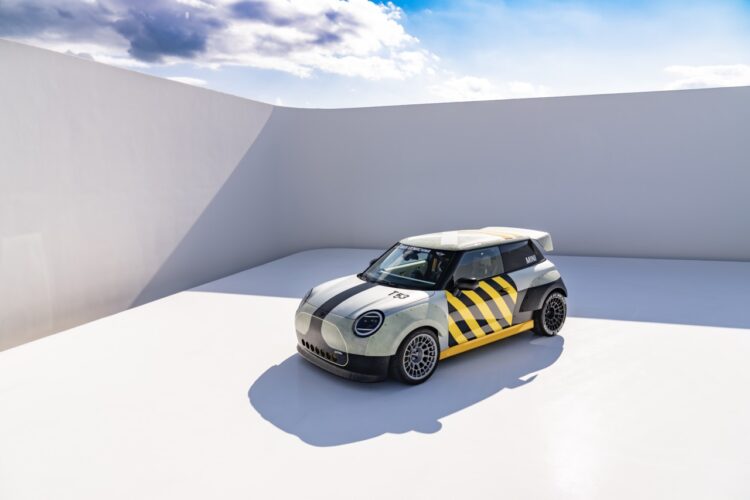 p90613813 highres mini john cooper wor grande