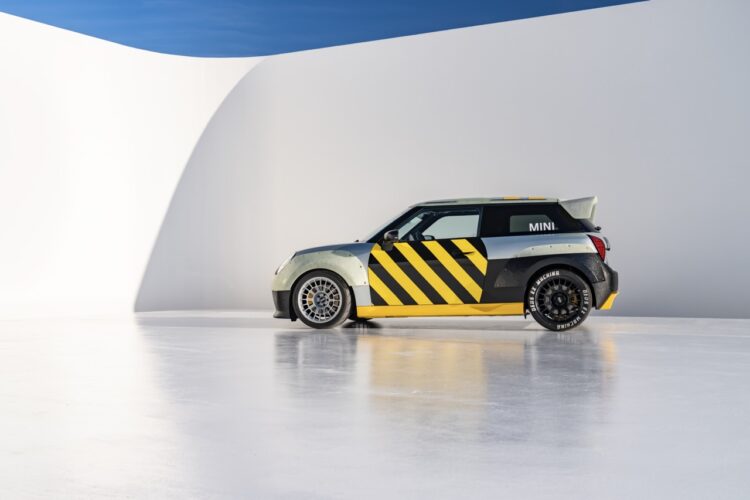 p90613828 highres mini john cooper wor grande