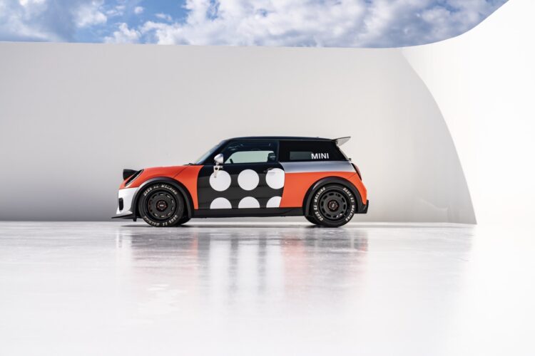 p90613876 highres mini john cooper wor grande